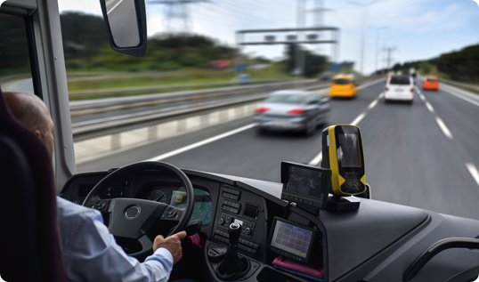 Вид через лобове скло автомобіля з системою ADAS