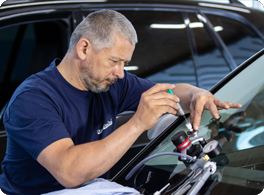Технік ремонтує пошкоджене лобове скло