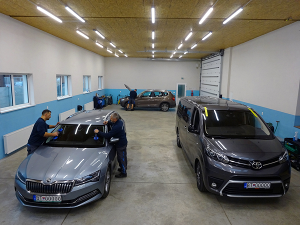 Сервісний зал AUTOSKLO H&D з автомобілями