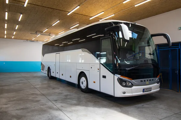 Autobus v servisnej dielni AUTOSKLO H&D